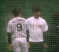 立石（左）と話をする森下（撮影・西田忠信）