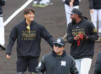 　ドリス（右）と談笑する糸井臨時コーチ（撮影・立川洋一郎）