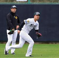 ノックの打球を追う岡城（左は近本）＝撮影・山口登