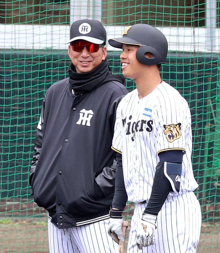 ライブＢＰに参加した岡城（右）に声を掛ける藤川監督（撮影・立川洋一郎）