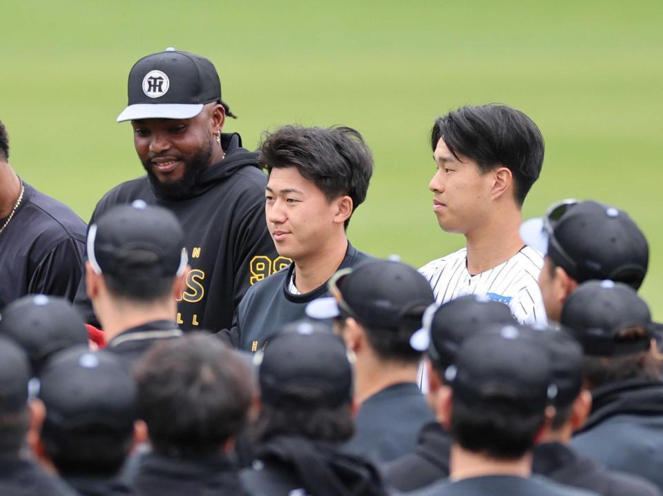 　練習前、あいさつする立石（中央）＝撮影・山口登　