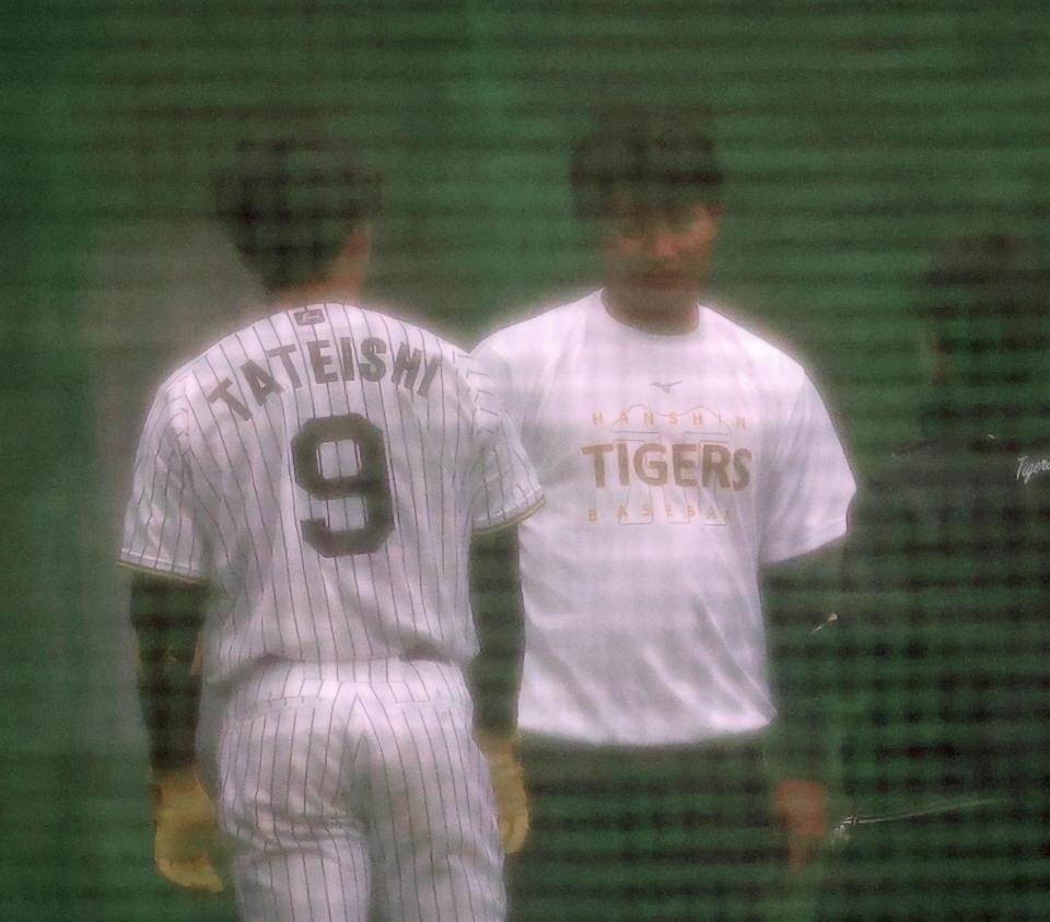 立石（左）と話をする森下（撮影・西田忠信）