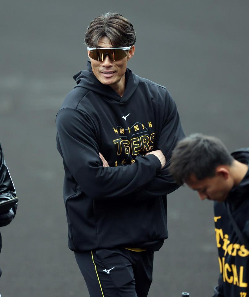 練習を見守る糸井ＳＡ（撮影・山口登）