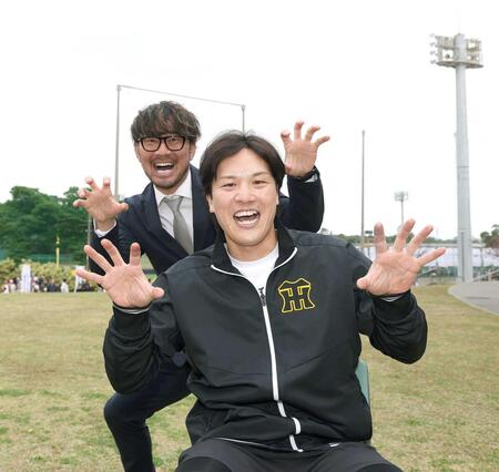 　狩野恵輔氏（左）と一緒に虎にちなんだポーズを決める伏見（撮影・西田忠信）