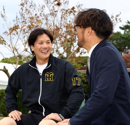 狩野恵輔氏（右）と対談する伏見（撮影・山口登）