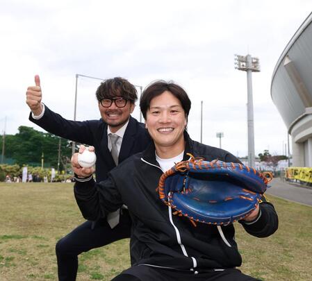 狩野恵輔氏（左）とポーズを決める伏見（撮影・西田忠信）