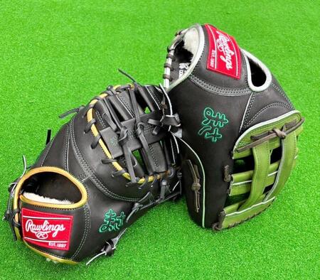　立石のファーストミット（左）と外野手用グラブ（右）＝ローリングス社提供