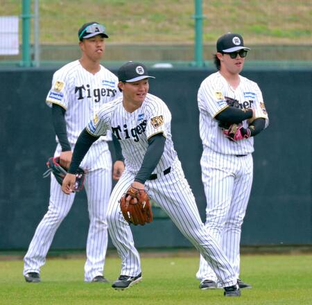 　ノックの打球を追う森下＝宜野座（撮影・立川洋一郎）