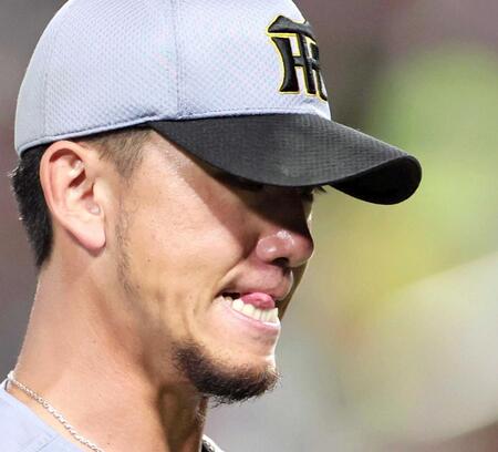 阪神　伊藤将司にアクシデント　佐藤輝のピッチャー返しが左膝付近に　グラウンドに担架搬入