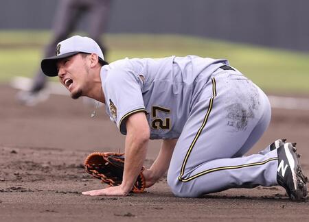 １回、佐藤輝の打球が直撃した伊藤将（撮影・西田忠信）