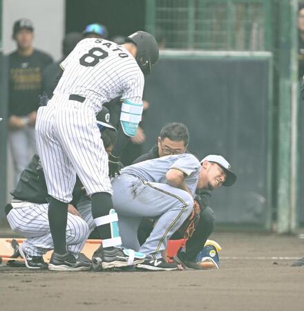 １回、佐藤輝の打球が当たり、苦痛に顔をゆがめる伊藤将