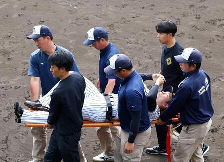 担架で運ばれる石井（撮影・山口登）