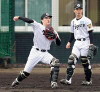 　坂本（右）と練習する伏見