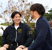 狩野恵輔氏（右）と対談する伏見（撮影・山口登）