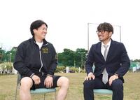 　狩野恵輔氏（右）と対談する伏見（撮影・西田忠信）