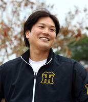 　対談で笑顔を見せる伏見（撮影・山口登）