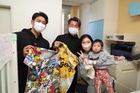 病院訪問を行った（左から）岡留と鳥谷敬氏（代表撮影）