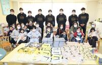 子どもたちと触れ合った阪神ナインと鳥谷敬氏（左端）＝代表撮影