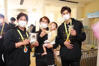 子どもたちを触れ合う伊原（左）と今朝丸＝代表撮影