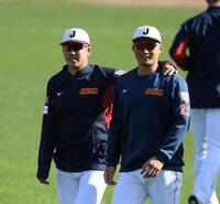 　侍の一員として共闘する森下（右）と小園