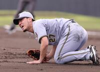 １回、佐藤輝の打球が直撃した伊藤将（撮影・西田忠信）