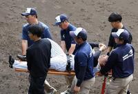 担架で運ばれる石井（撮影　山口登）