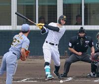 １回、投手強襲の内野安打を放つ佐藤輝（撮影・立川洋一郎）