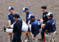 担架で運ばれる石井（撮影・山口登）