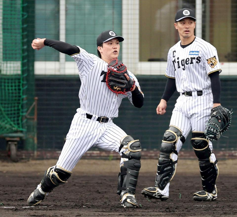 　坂本（右）と練習する伏見