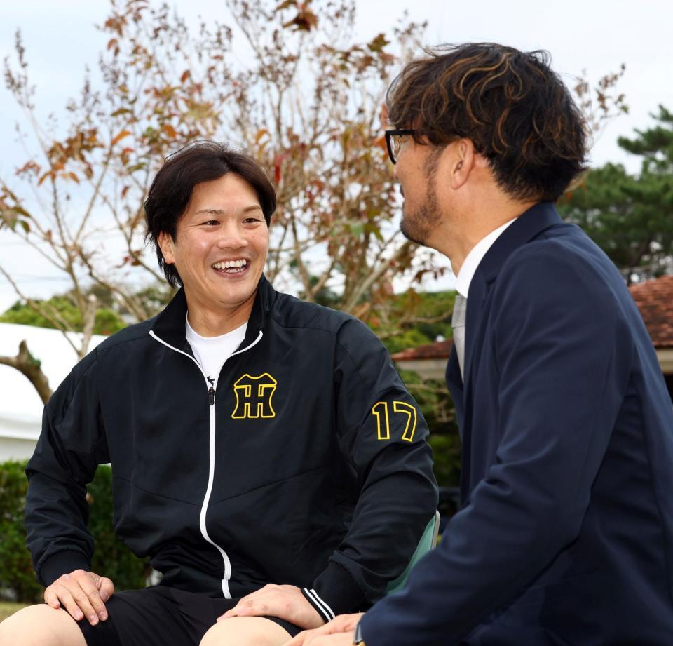 狩野恵輔氏（右）と対談する伏見（撮影・山口登）