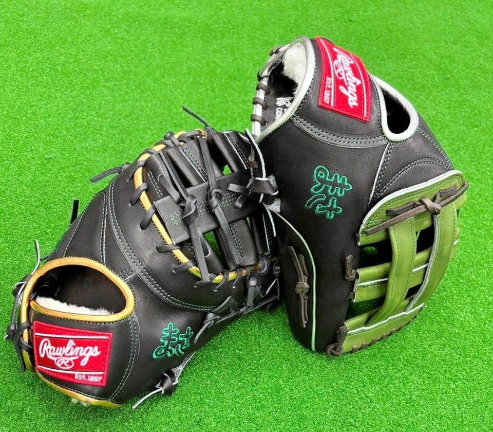 　立石のファーストミット（左）と外野手用グラブ（右）＝ローリングス社提供