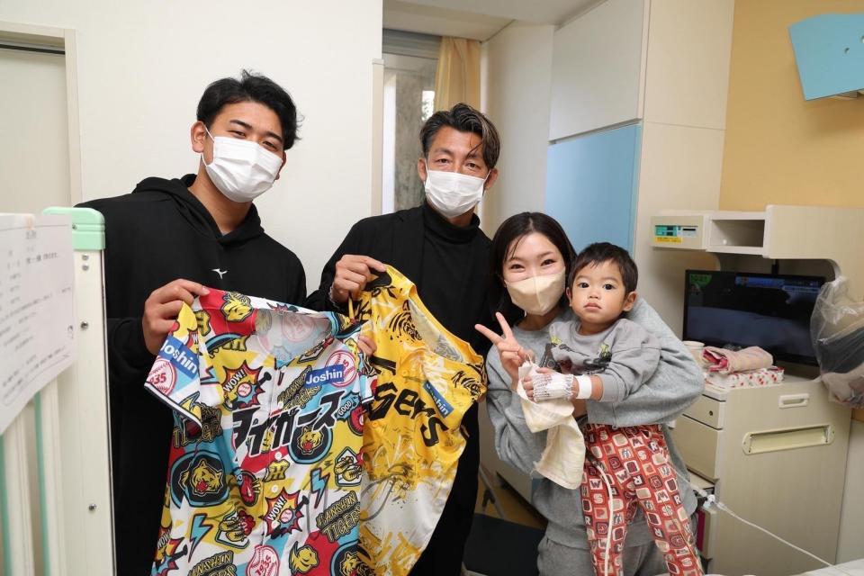 病院訪問を行った（左から）岡留と鳥谷敬氏（代表撮影）