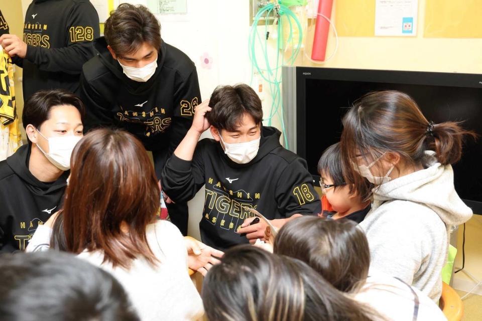 　子どもたちと触れ合う伊原（中央）＝代表撮影