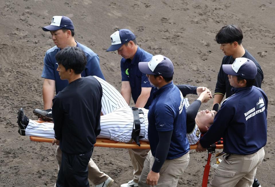担架で運ばれる石井（撮影　山口登）