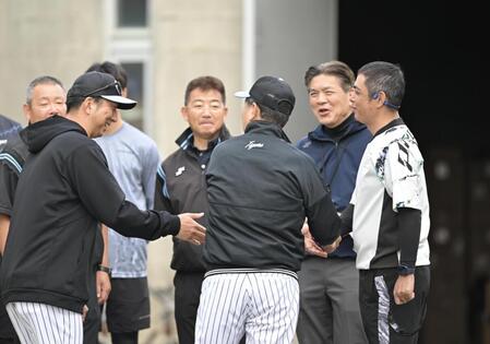 白井審判員右端と握手を交わす手前左から藤川監督、平田２軍監督