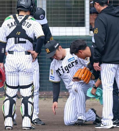 ３回表、負傷した左足をかばう石井（撮影・立川洋一郎）