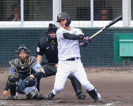 中前打を放つ西純（撮影・立川洋一郎）