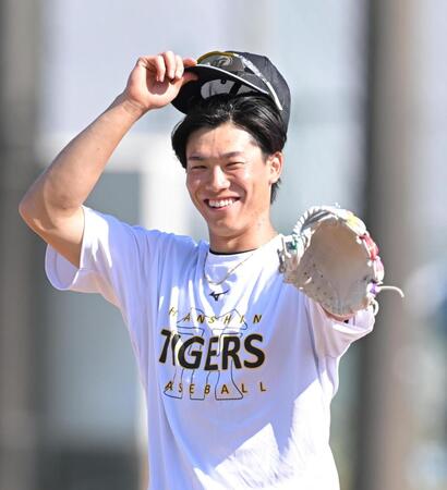 練習の合間に笑顔を見せる湯浅（撮影・飯室逸平）