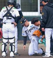 ３回表、負傷した左足をかばう石井（撮影・立川洋一郎）