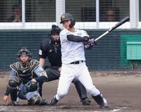 中前打を放つ西純（撮影・立川洋一郎）