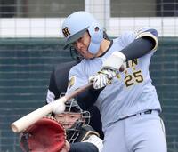 　５回、二塁打を放つ谷端（撮影・立川洋一郎）