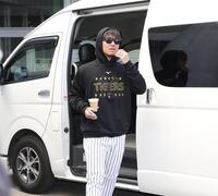 球場に到着した伊藤将（撮影・西田忠信）