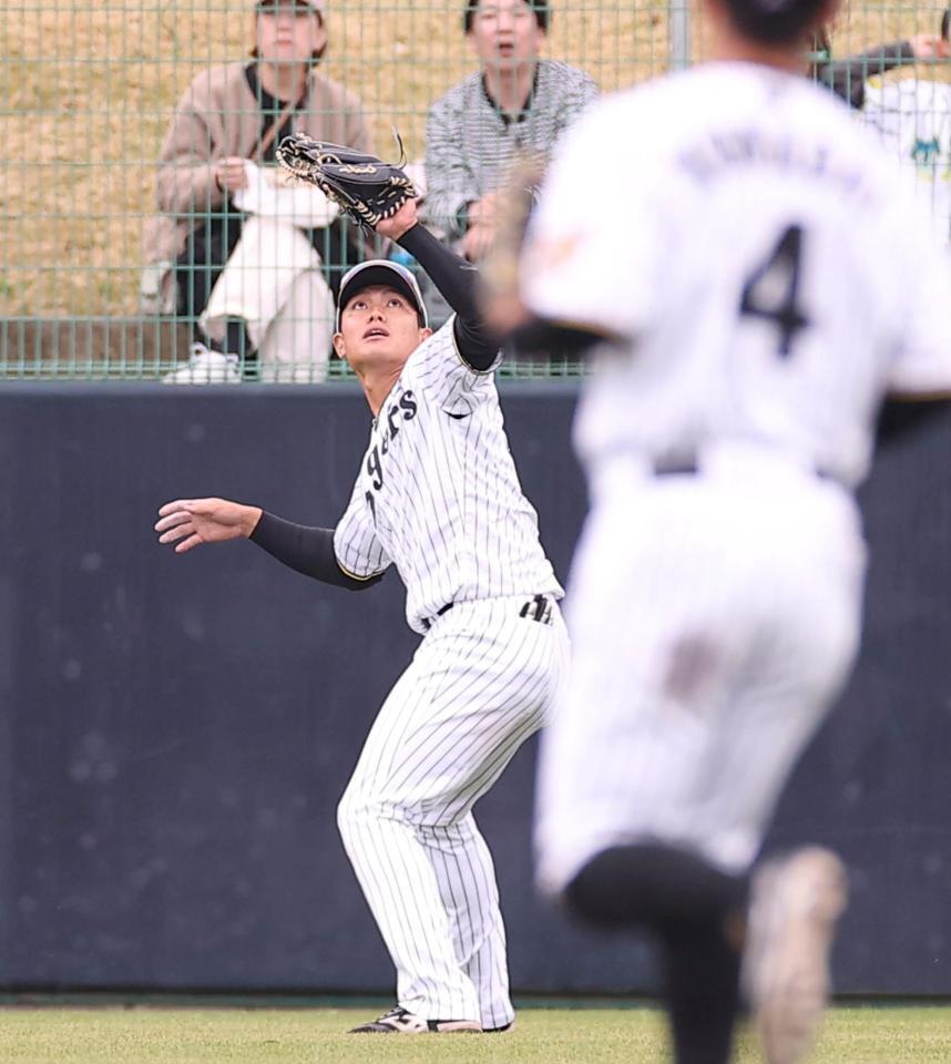 梅野の右飛を処理する西純（撮影・西田忠信）