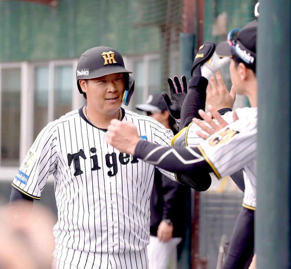 　２回、ソロを放ちベンチ前でナインとタッチを交わす大山（撮影・西田忠信）