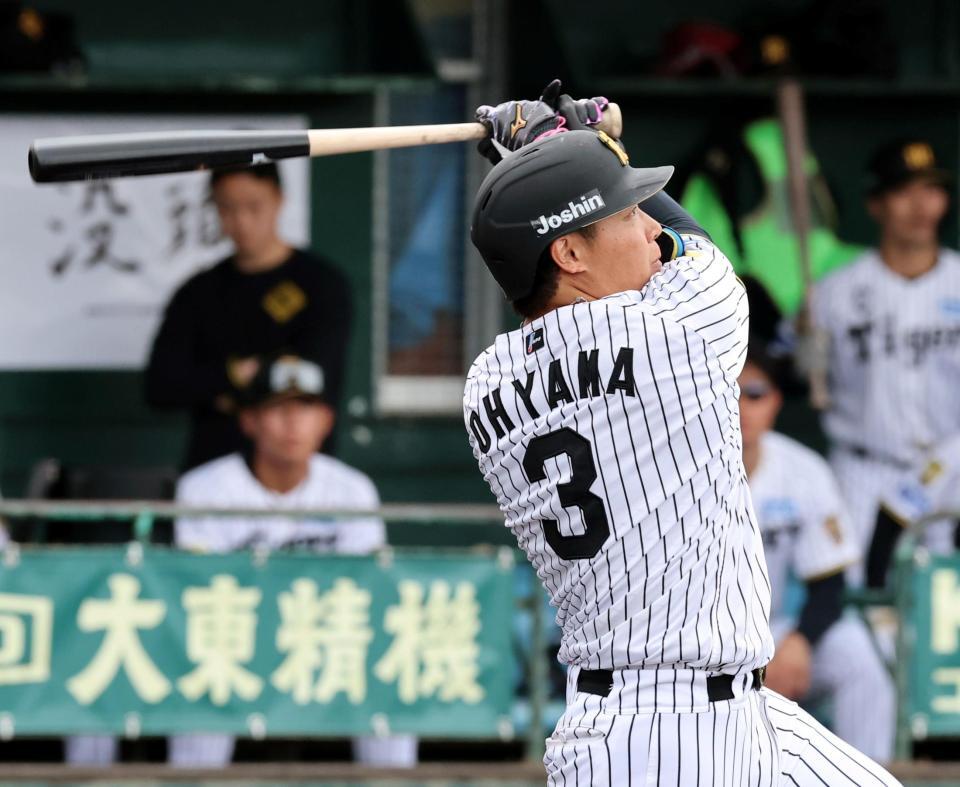 左中間に先制ソロを放つ大山（撮影・山口登）