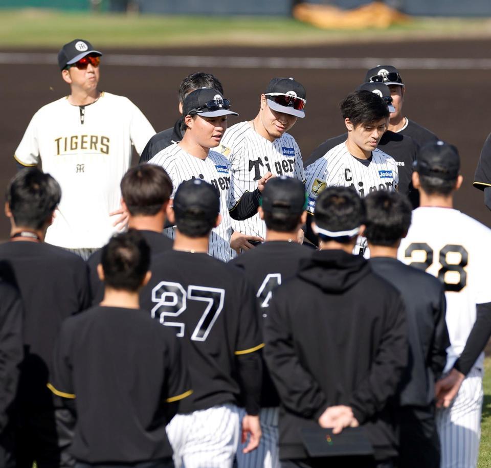 練習前、ナインにあいさつをする（左から）森下、佐藤輝、坂本（撮影・西田忠信）