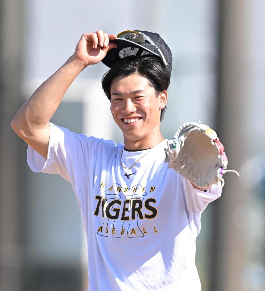 練習の合間に笑顔を見せる湯浅（撮影・飯室逸平）