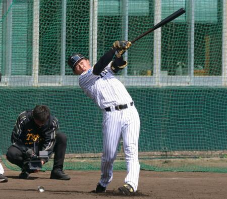 ロングティーをして打ち込む立石（撮影・立川洋一郎）