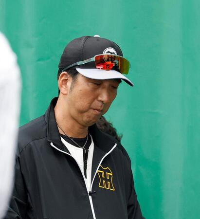 ブルペンを視察する藤川監督（撮影・西田忠信）