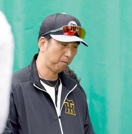 　ブルペンで悲痛な表情を見せる藤川監督（撮影・西田忠信）